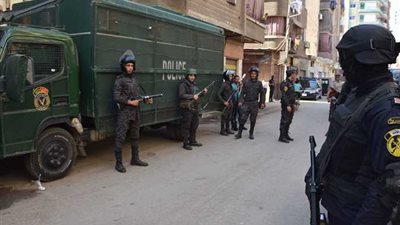 النيابة تعاين موقع حادث مقتل ربة منزل وطفلتيها ببولاق