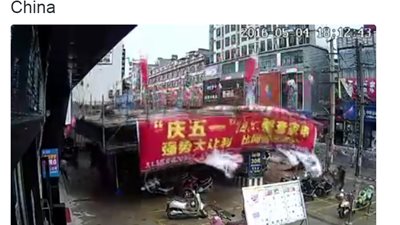 بالفيديو.. إصابة شخصين في سقوط سقالة من شدة الرياح بالصين