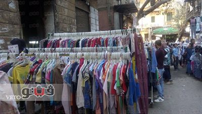 بالصور.. «بالات» وكالة البلح قبلة المواطنين بعد غلاء أسعار الملابس