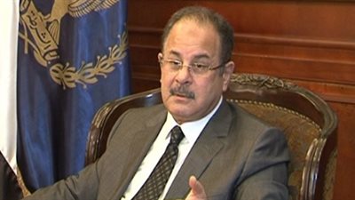 وفد اتحاد الناشرين العرب يلتقي وزير الداخلية ويتبادلان الدروع