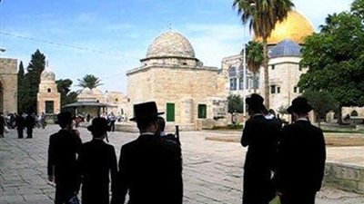 يهود متطرفون يقتحمون باحات الأقصى ويمارسون طقوسا تلمودية