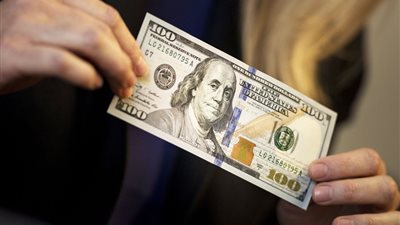 الدولار يسجل 18.14 جنيها بختام التعاملات