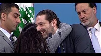 فتاة تفاجئ رئيس وزراء لبنان وتحتضنه على الهواء (فيديو)