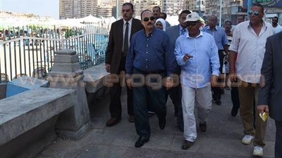 بالصور.. محافظ الإسكندرية يغرم شاطئ سيدي بشر 10 آلاف جنيه