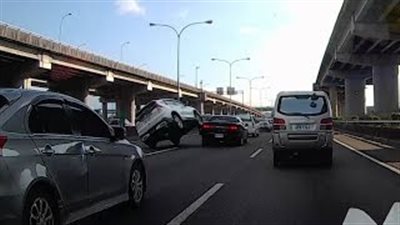 انقلاب سيارة هوندا اصطدمت بـ