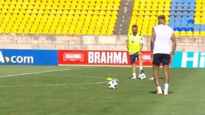 نيمار يتحدى حارس البرازيل قبل لقاء كوستاريكا (فيديو)