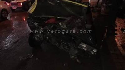 إصابة 3 أشخاص في حادث تصادم قطار أبو قير و٣ سيارات بالإسكندرية| صور