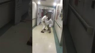 لحظة طعن طبيب داخل مستشفى بالسعودية (فيديو)