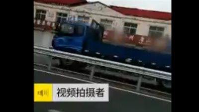 رياح قوية تزيل سقف مبنى في الصين (فيديو)