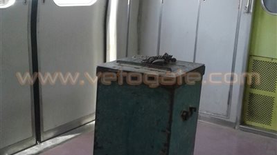 بالصور.. صندوق حديدي يثير ذعر ركاب مترو الأنفاق بشبرا الخيمة