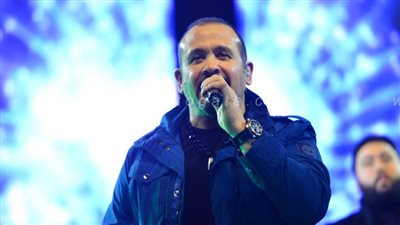 هشام عباس يشعل حفل رأس السنة  بأغنية 