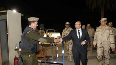 محافظ بني سويف يتفقد الاستعدادات الأمنية بالكنائس والأديرة| صور