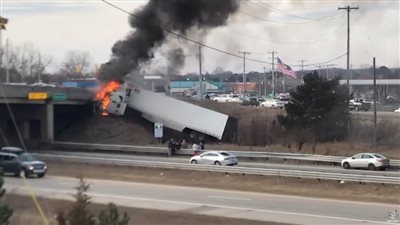 فشل في التوجيه يورط سائق شاحنة فى حادث | فيديو