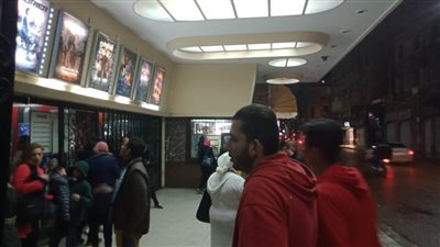أهالي الإسكندرية يحتفلون بالعام الجديد بالتوافد على السينمات والمقاهي | صور