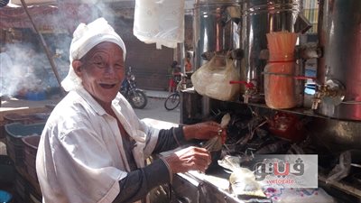 بالفيديو.. حكاية أقدم بائع عرقسوس في الشرقية.. الحاج السيد: «بدأت رحلة عملي بجردل في عهد عبدالناصر.. زبائني كانوا من كبار الشخصيات.. الشغلانة مبقتش تجيب همها.. وتسبب المشروب في الفشل الكلوي «