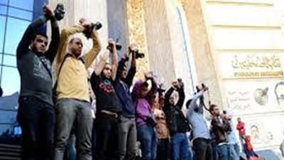 «الصحفيون» ملطشة التيارات السياسية في كل العصور.. أنصار مبارك يتهمونهم بالتمويل من الخارج.. عناصر الجماعة الإرهابية يصفونهم بـ«سحرة فرعون».. والحركات الشبابية: سبب تغييب عقل المواط