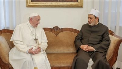 شيخ الأزهر وبابا الفاتيكان يوقعان على كرة «الأولمبياد الخاصة» بأبوظبي