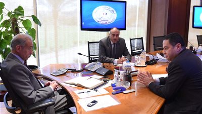 شريف إسماعيل يناقش خطة إعادة هيكلة مصانع شركات قطاع الأعمال