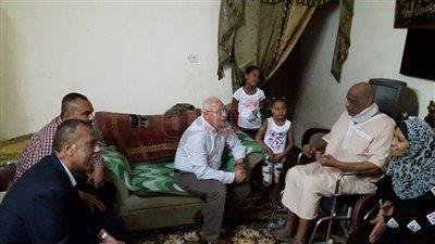 بالصور.. محافظ بورسعيد يزور عبد الله عبد اللطيف نجم المصري في منزله