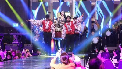 محمولة على الأكتاف.. صافيناز تفتتح حفل رأس السنة بفندق سميراميس | صور