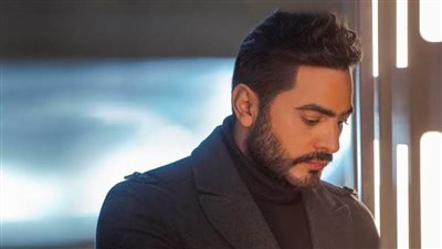 تامر حسني يخطف الأنظار في حفلات رأس السنة 2020 بأبو ظبي | صور