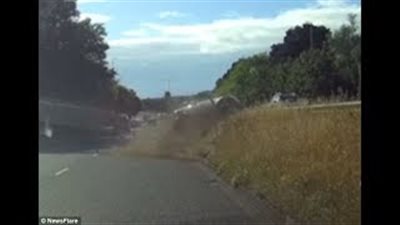 بالفيديو والصور.. انقلاب سيارة مسرعة حاولت تجاوز أخرى