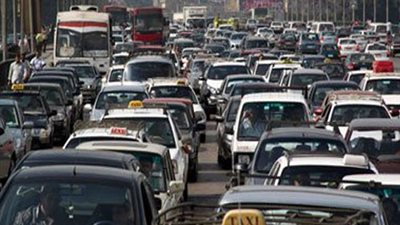 كثافات مرورية بمحور النصر بسبب كسر ماسورة مياه