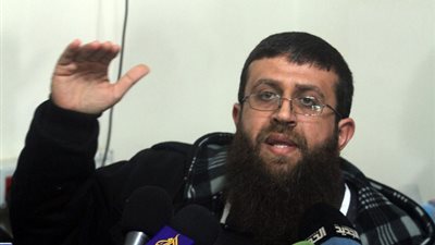 السجون الاسرائيلية تنقل الأسير خضر عدنان إلى مستشفى 