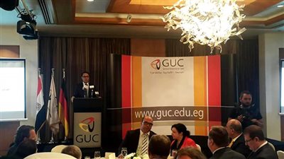 أشرف منصور يسلم نسخة مترجة من قانون الاستثمار الجديد لوفد ألماني