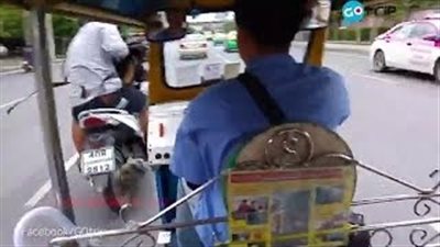 بالفيديو.. لحظة سرقة حقيبة سائح يركب «توك توك» في لمح البصر