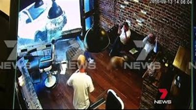 بالفيديو.. سيارة تقتحم محل حلاقة بأستراليا