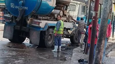 إصلاح ماسورة مياه بعد انفجارها بشبرا الخيمة وإعادة فتح الطريق