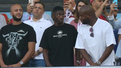 ديمبلي يتابع مباراة المغرب وكوت ديفوار بمدرجات إستاد السلام (صور)