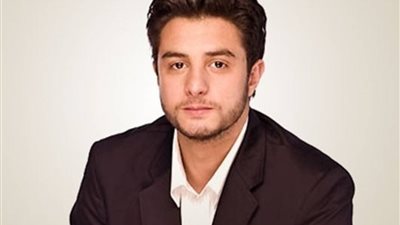 أحمد الفيشاوى يغادر مطار القاهرة متوجهًا إلى لندن