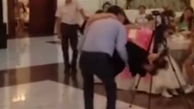 رد فعل امرأة تسبب رجل في سقوطها بطريقة مروعة (فيديو)