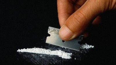 التحقيق في اتهام بحار بتعاطي الهيروين في الطريق العام