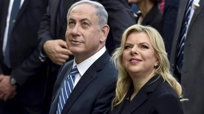 هاآرتس: مقترح باعتراف زوجة نتنياهو بالتهم ضدها مقابل عدم محاكمتها