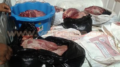 بالصور.. ضبط جزار ببورسعيد يبيع لحوم مستوردة على أنها بلدية