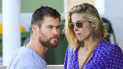 بالصور.. كريس هيمسورث يتنزه مع زوجته إيلسا باتاكي في جولد كوست