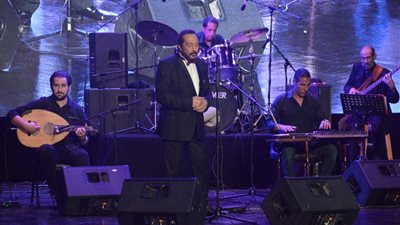 حفل على الحجار يرفع شعار «كامل العدد» بالجامعة الأمريكية (صور)