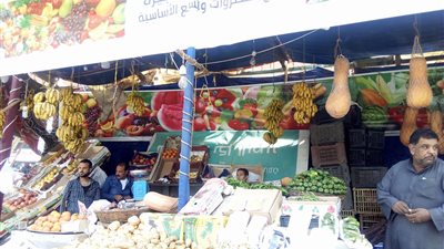 مخالفات بالجملة تحاصر منفذ «الجيزة» للسلع الأساسية (صور)