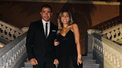 عمرو دياب ينشر صورة برفقة دينا الشربيني من إسبانيا