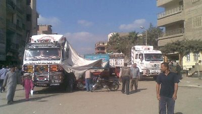 عشرات التجار يغلقون الطريق الدولى بالشيخ زويد اعتراضا على الرسوم