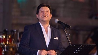 هاني شاكر يغني 