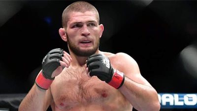 بعد وفاة والده.. الأسطورة يعلن اعتزاله بطولات الفنون القتالية