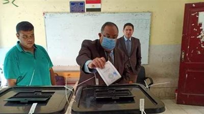 رئيس جامعة حلوان يدلي بصوته في انتخابات النواب بالعجوزة | صور