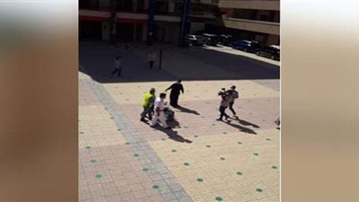 رجال الأمن يساعدون كبار السن للإدلاء بأصواتهم في انتخابات النواب بالإسكندرية