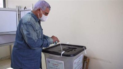 زاهي حواس يدلي بصوته في انتخابات مجلس النواب 2020 بالعجوزة | فيديو وصور