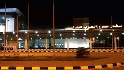 ضبط محاولة تهريب أقراص مخدرة بحوزته راكب في مطار برج العرب