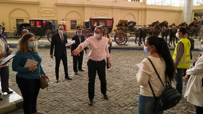 وزير السياحة والآثار  يتفقد اللمسات النهائية لمتحف المركبات الملكية قبل افتتاحه | صور